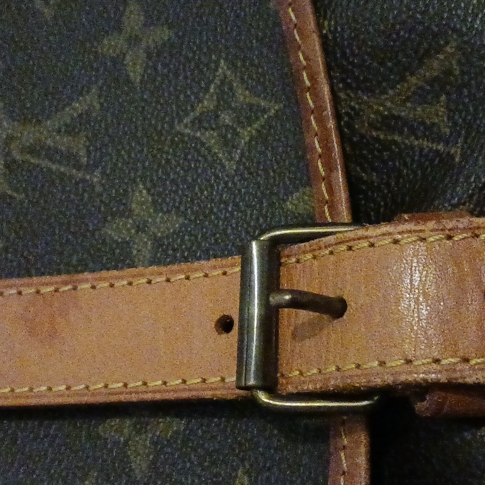 "AUTHENTICATED"Louis Vuitton Saumur Crossbody Bag. - Picture 15 of 16